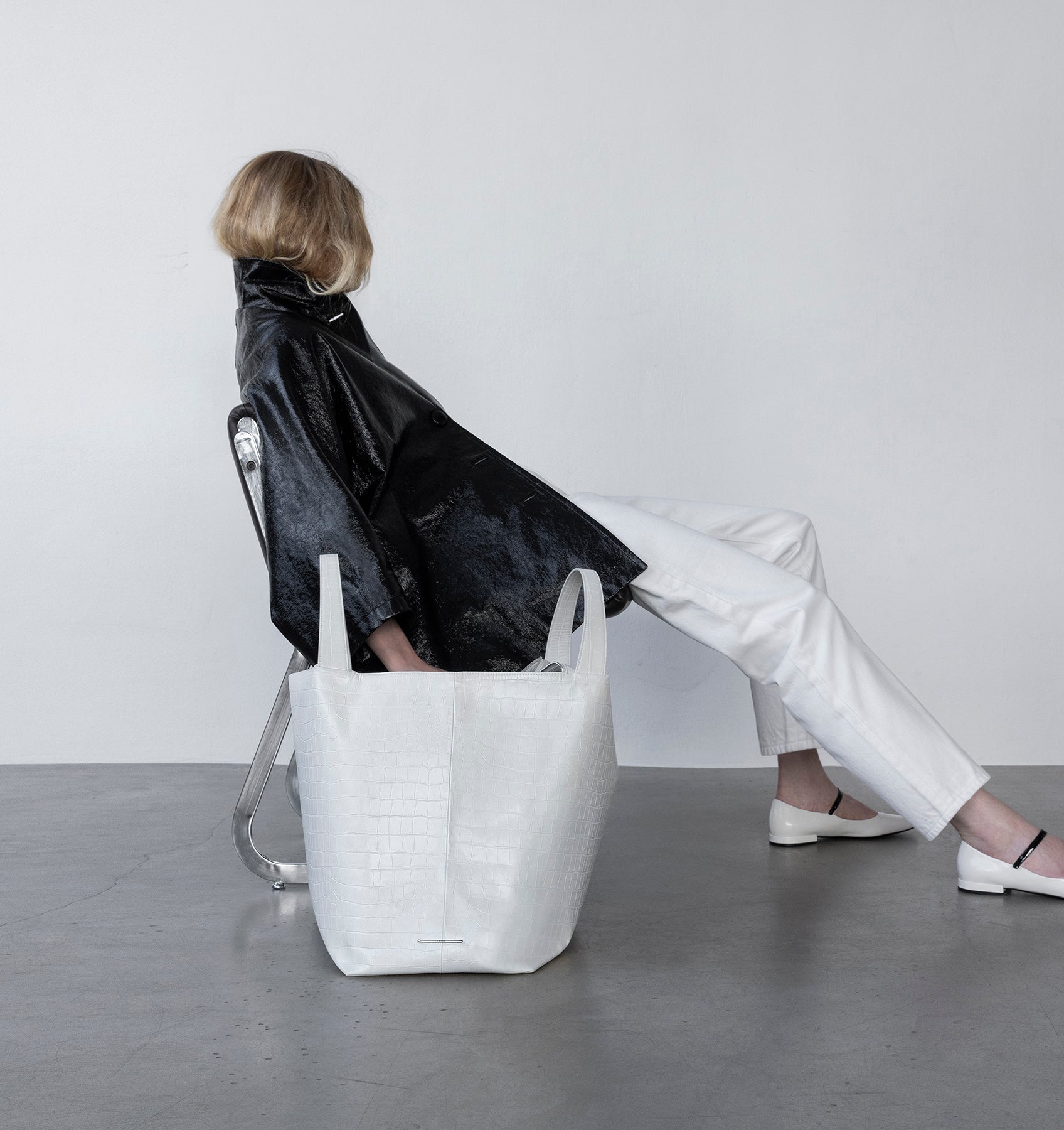 Model with the LA MAMA LM1 handbag in White Matte Croco on the floor.