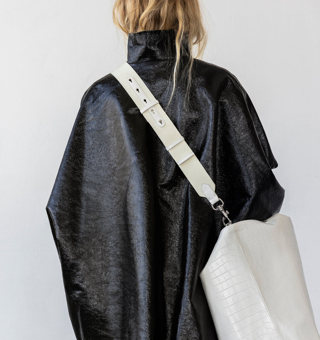 Model wearing the LA MAMA LM1 handbag in White Matte Croco crossbody with the Tracolla.