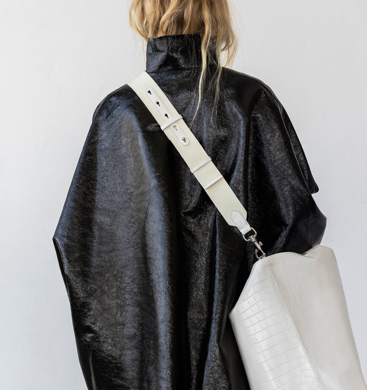 Model wearing the LA MAMA LM1 handbag in White Matte Croco crossbody with the Tracolla.